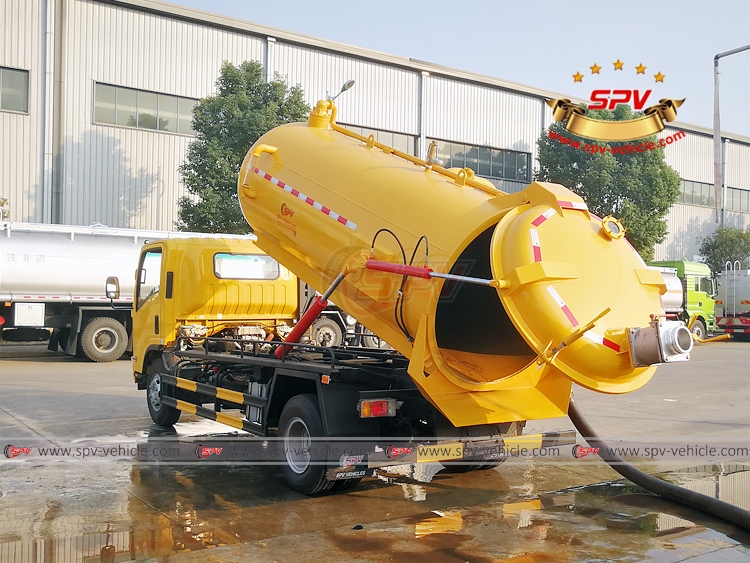 6,000 Litres Sewage Vacuum Truck ISUZU - Tank Lifting